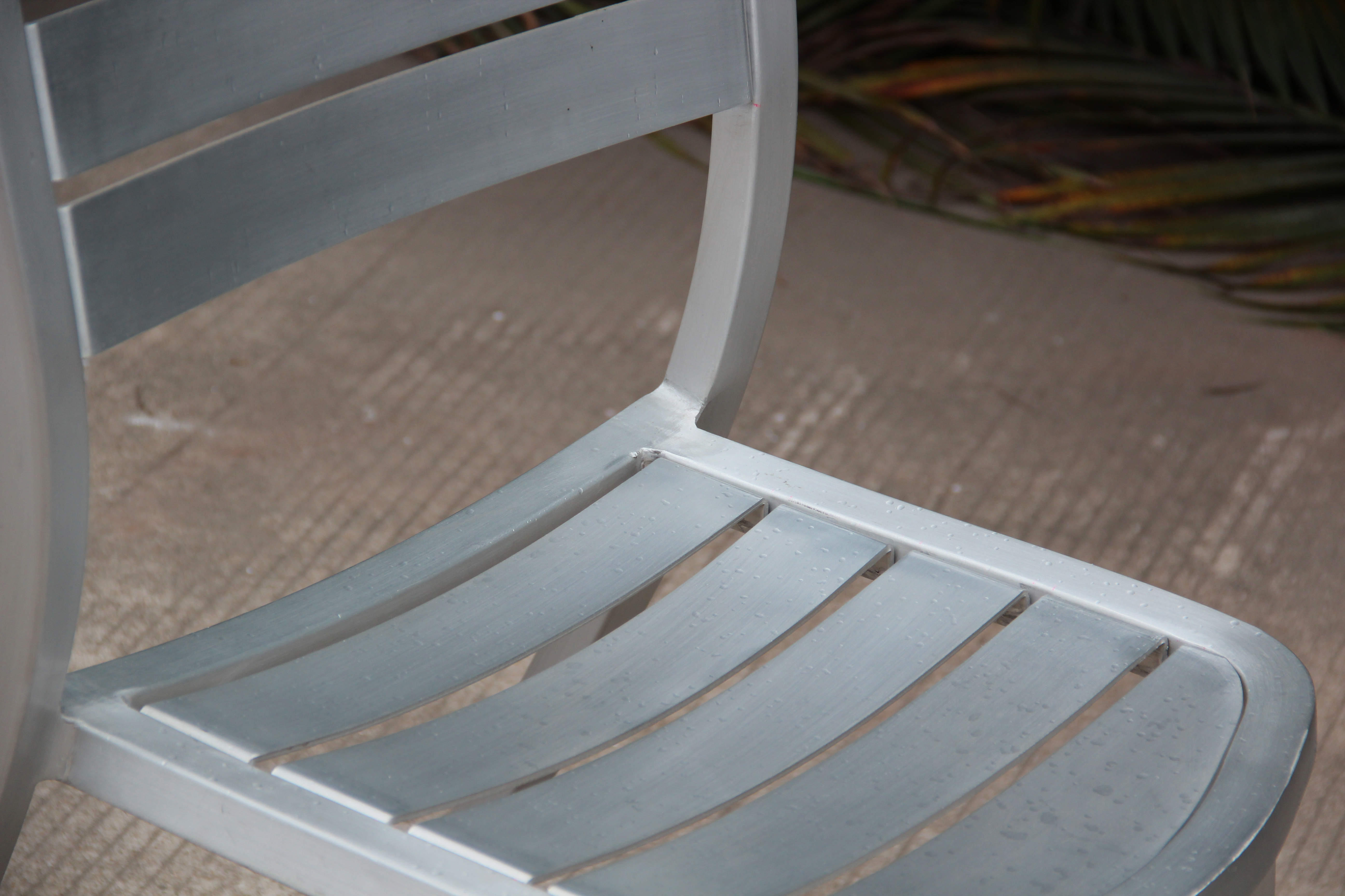 Chaise d'extérieur de patio en fer avec pieds blancs