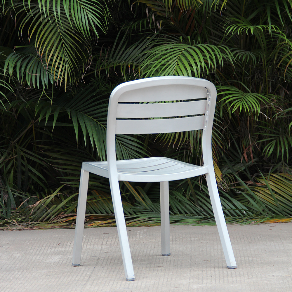 Chaise d'extérieur de patio en fer avec pieds blancs